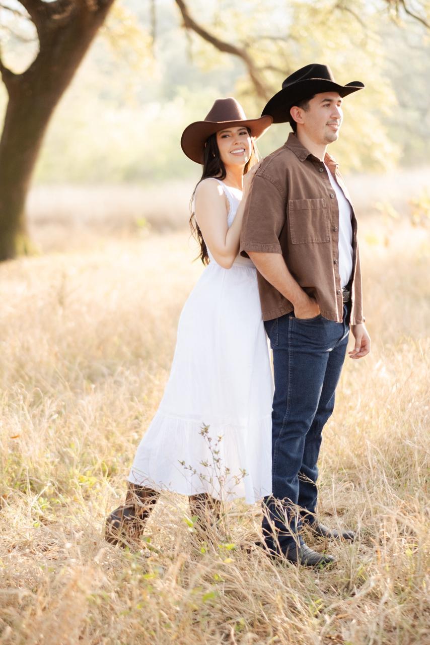 Benito y Marcela en el campo